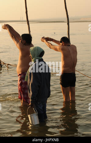 Devoti indù bagnarsi presso le rive del Gange a la Triveni Sangam a Allahabad, Uttar Pradesh, India Foto Stock