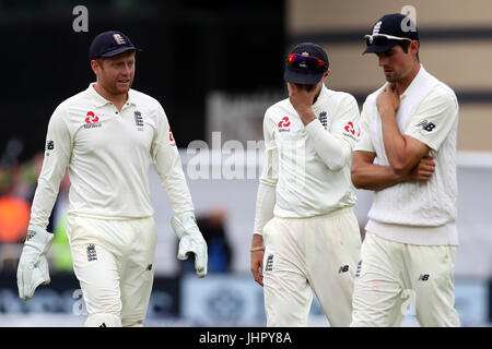 L'Inghilterra del Jonny Bairstow (sinistra) Joe root (centro) e Alastair Cook sguardo sconsolato durante il giorno due della seconda prova Investec corrispondono a Trent Bridge, Nottingham. Foto Stock