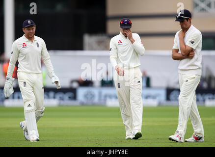 L'Inghilterra del Jonny Bairstow (sinistra) Joe root (centro) e Alastair Cook sguardo sconsolato durante il giorno due della seconda prova Investec corrispondono a Trent Bridge, Nottingham. Foto Stock