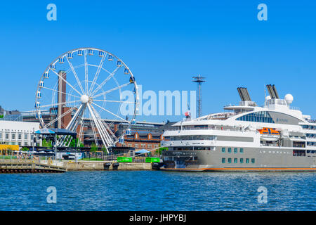 HELSINKI, Finlandia - 15 giugno 2017: Scena del porto del sud, con una nave traghetto, la SkyWheel, la gente del posto e i turisti, a Helsinki in Finlandia Foto Stock