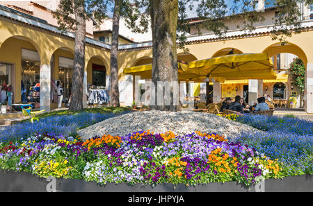 Lago di Garda Gardone piazza principale con coloratissime aiuole e fiori in primavera Foto Stock