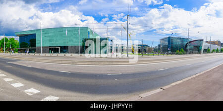 HELSINKI, Finlandia - 17 giugno 2017: vista dell'Helsinki Music Center (Musiikkitalo), e il Museo di Arte Contemporanea (il Kiasma), con la gente del posto e ad elevata visibilità Foto Stock