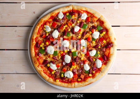 Vista superiore della pizza con fagioli, mozzarella, pepe e mais Foto Stock