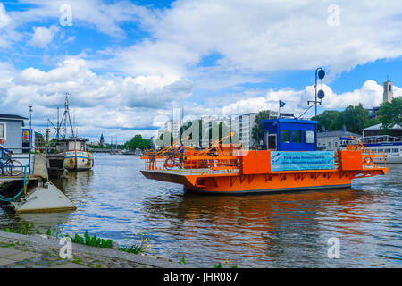 TURKU, Finlandia - 23 giugno 2017: Scena del fiume Aura, con i Fori Imperiali e il traghetto passeggeri, Turku, in Finlandia Foto Stock
