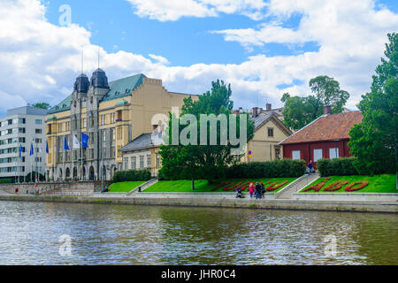 TURKU, Finlandia - 23 giugno 2017: vista del municipio e il fiume Aura, con la gente del posto e i turisti, a Turku, in Finlandia Foto Stock