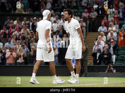 Marcelo Melo e Lukasz Kubot (sinistra) celebrare vincendo i gentiluomini della doppia finale del giorno dodici dei campionati di Wimbledon al All England Lawn Tennis e Croquet Club, Wimbledon. Foto Stock