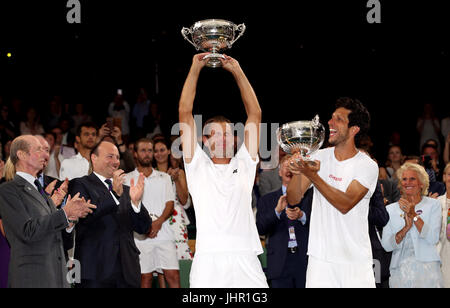 Lukasz Kubot (sinistra) e Marcelo Melo con i loro trofei dopo aver vinto il gentlemen's raddoppia il giorno dodici dei campionati di Wimbledon al All England Lawn Tennis e Croquet Club, Wimbledon. Foto Stock