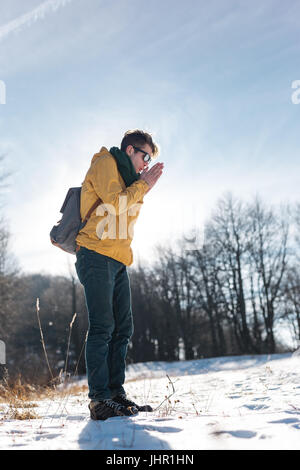 Giovane ragazzo nei boschi esplorando la natura nel periodo invernale, l'individualità e il concetto di libertà Foto Stock