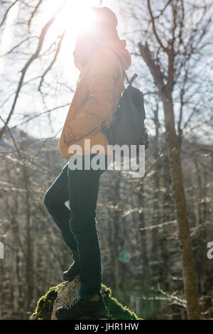 Giovane uomo in piedi nella foresta ed esplorare, la libertà e il concetto di natura Foto Stock