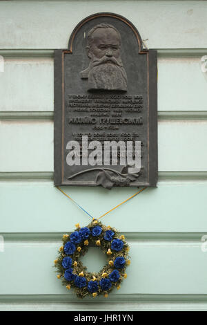 Una lapide commemorativa dedicata ad ucraino storico e statista Mykhailo Hrushevsky sulla casa dove viveva in esilio in 1920 in Ovenecká Street nel quartiere di Holešovice a Praga, Repubblica Ceca. Testo in ucraino e mezzi ceca: Mykhailo Hrushevsky (1866-1934), il presidente dell'Ucraina Repubblica popolare, più significativa e accademico, il membro onorario Accademia delle scienze della Repubblica ceca, visse in questa casa nel 1920. Foto Stock