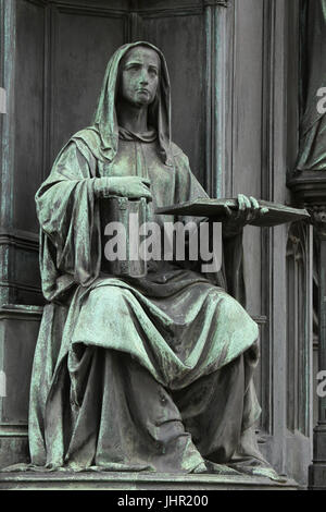 Allegorica in figura femminile che personificano la Facoltà Teologica dell'Università Carlo sul piedistallo del monumento al Sacro Romano Imperatore Carlo IV in Křižovnické Square in Staré Město (Città Vecchia) a Praga, Repubblica Ceca. Il monumento ideato da scultore tedesco Ernst Julius Hähnel fu gettato dal fondatore tedesco Daniel Jacob Burgschmiet nel 1844. Foto Stock