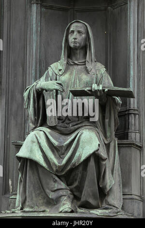 Allegorica in figura femminile che personificano la Facoltà Teologica dell'Università Carlo sul piedistallo del monumento al Sacro Romano Imperatore Carlo IV in Křižovnické Square in Staré Město (Città Vecchia) a Praga, Repubblica Ceca. Il monumento ideato da scultore tedesco Ernst Julius Hähnel fu gettato dal fondatore tedesco Daniel Jacob Burgschmiet nel 1844. Foto Stock