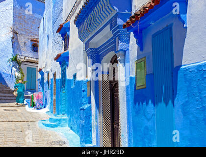 Strada e edificio a Chefchaouen, la città blu in Marocco. Vecchia città tradizionale. Destinazione di viaggio concetto. Foto Stock