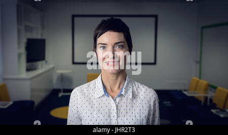 Ritratto di imprenditrice sorridente in piedi in ufficio Foto Stock