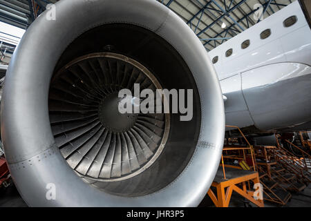 Close-up del motore della turbina di un aereo a compagnie aeree impianto di manutenzione Foto Stock