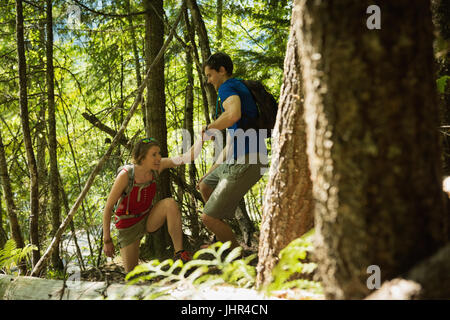 Coppia giovane trekking attraverso la foresta Foto Stock