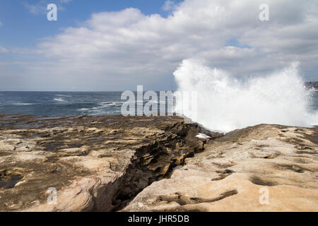 Onde che si infrangono sulle rocce fuori la costa di Sydney, Nuovo Galles del Sud, Australia Foto Stock