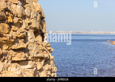 Vista in Grecia. pietre bianche e mare blu Foto Stock