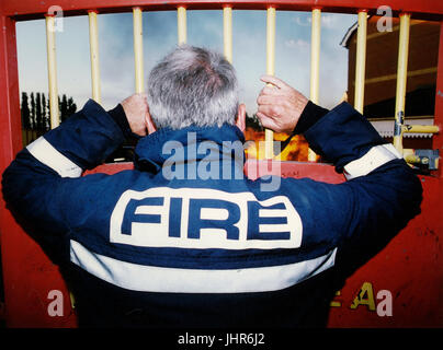 Officer dal West Midlands Vigili del Fuoco orologi un incendio nel West Midlands Foto Stock