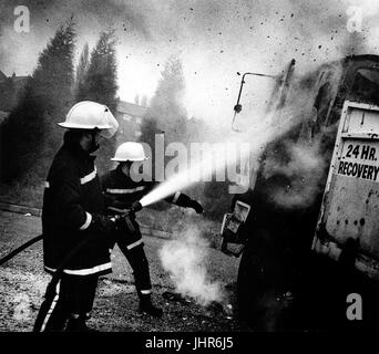 I vigili del fuoco del West Midlands vigili del fuoco di mettere fuori un veicolo fire in West Midlands Foto Stock