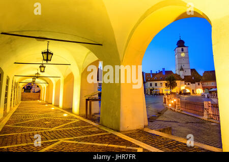 Twilight immagine della torre del consiglio nella piccola piazza del centro di Sibiu, Transilvania, Romania. Foto Stock