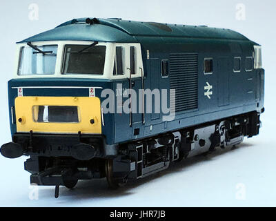 Classe Heljan 35 D7036 In BR livrea blu con piccoli pannelli di colore giallo e bianco circonda la finestra. Foto Stock