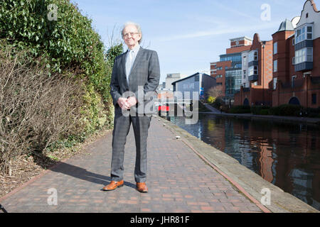 La gente camminare i canali di Birmingham, West Midlands, Regno Unito Foto Stock