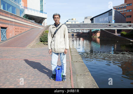 La gente camminare i canali di Birmingham, West Midlands, Regno Unito Foto Stock