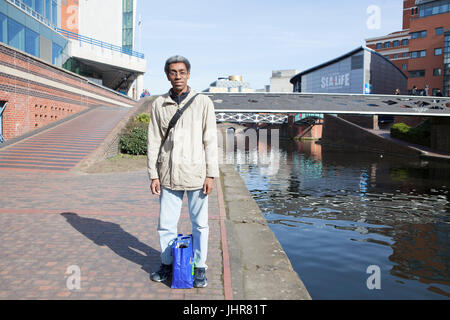 La gente camminare i canali di Birmingham, West Midlands, Regno Unito Foto Stock