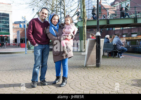 La gente camminare i canali di Birmingham, West Midlands, Regno Unito Foto Stock