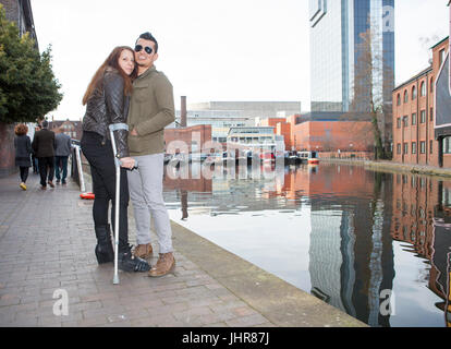 La gente camminare i canali di Birmingham, West Midlands, Regno Unito Foto Stock