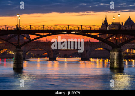 Alba sul Pont des Art, Pont Neuf e le sponde della Senna. 1° Arrondissement, Parigi, Francia Foto Stock