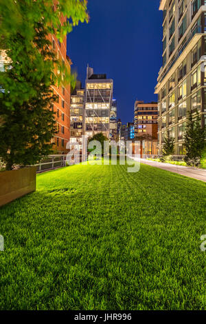 Highline promenade al crepuscolo con illuminato ad alta sorge nel quartiere di Chelsea. Manhattan, New York City Foto Stock