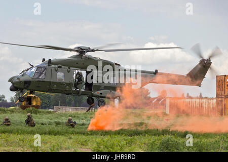 BEAUVECHAIN, Belgio - 20 Maggio 2015: Esercito belga NH90 di atterraggio per elicotteri a ritirare i soldati. Foto Stock