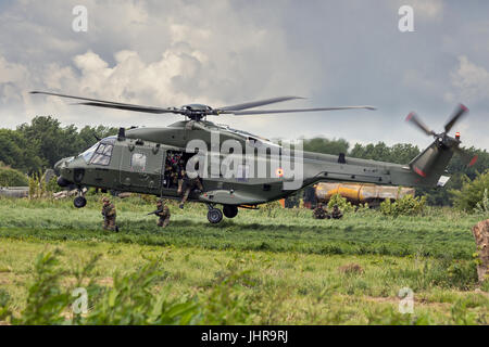 BEAUVECHAIN, Belgio - 20 Maggio 2015: Esercito belga soldato jumping dauno NH90 esercito elicottero. Foto Stock