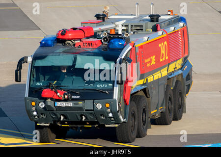 DUSSELDORF, Germania - 16 DIC 2016: Aeroporto firetruck Rosenbauer Panther Crashtender la guida su asfalto di Dusseldorf Airport. Foto Stock