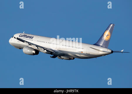 DUSSELDORF, Germania - 16 DIC 2016: Airbus A321 aereo da Lufthansa compagnia aerea in partenza dall'aeroporto di Düsseldorf Foto Stock