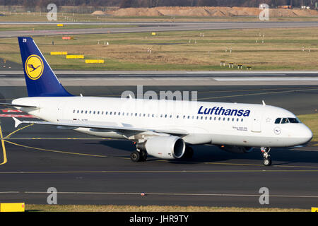 DUSSELDORF, Germania - 16 DIC 2016: Airbus A320 piano dalla compagnia aerea Lufthansa rullaggio al gate dopo lo sbarco su Dusseldorf Airport. Foto Stock