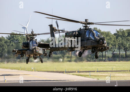 GILZE-Rijen, Paesi Bassi - 7 SET 2016: Royal Netherlands Air Force Boeing AH-64 Apache elicotteri da attacco di decollare. Foto Stock