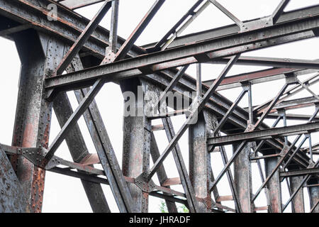 Vecchio arrugginito ponte in acciaio costruzione , arrugginito travi in acciaio Foto Stock