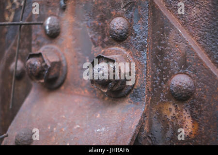 Ruggine, arrugginiti, rusty sscrew e il dado sulla trave in acciaio closeup Foto Stock