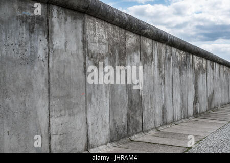 Berlino, Germania - 13 Luglio 2017: i resti del muro di Berlino / Memoriale del Muro di Berlino a Bernauer Strasse a Berlino, Germania. Foto Stock