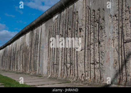 Berlino, Germania - 13 Luglio 2017: i resti del muro di Berlino / Memoriale del Muro di Berlino a Bernauer Strasse a Berlino, Germania. Foto Stock