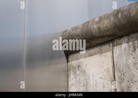 Berlino, Germania - 13 Luglio 2017: i resti del muro di Berlino / Memoriale del Muro di Berlino a Bernauer Strasse a Berlino, Germania. Foto Stock