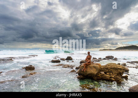 Le piscine di roccia vicino al Fiume Margaret River Mouth con Russell Sheridan's Lucia arte pubblica scultura su una roccia, Prevelly, Australia occidentale Foto Stock
