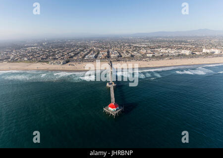 Vista aerea del popolare Huntington Beach Pier nella California Meridionale. Foto Stock