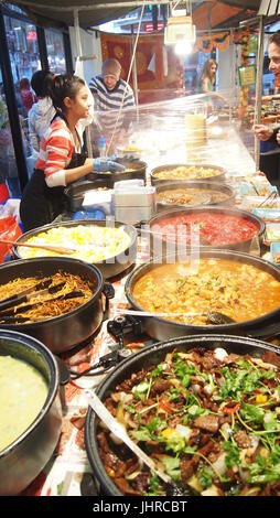 London, Regno Unito - 6 Ottobre 2013: street market alimentare dove questo cibo malese cuochi di stallo fino curry fresco e mescolare frys per i clienti. Foto Stock