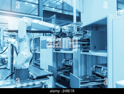 Robot industriale con ventose a depressione con nastro in fabbrica di fabbricazione,smart factory industry 4.0 concetto. Foto Stock