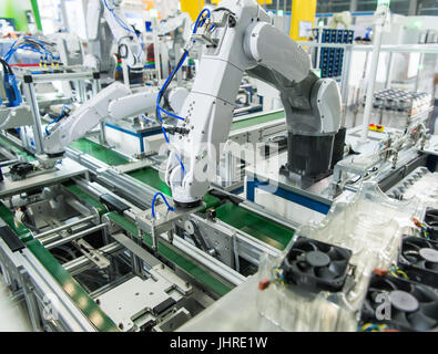 Ventola del computer con la robotica e automazione controllo sistema di applicazione su automatizzare il braccio di robot Foto Stock