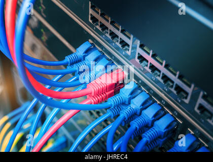 Tecnologia di informazioni di rete di computer, telecomunicazioni cavi Ethernet collegati ad Internet Switch. Foto Stock